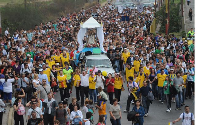 A pesar del mal tiempo, miles de personas inciaron la peregrinación a la virgen de San Nicolás