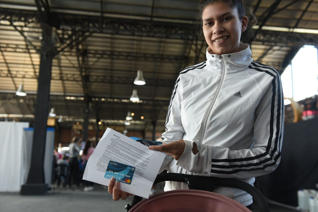 Masiva asistencia en el primer día del operativo de entrega de las tarjetas Alimentar