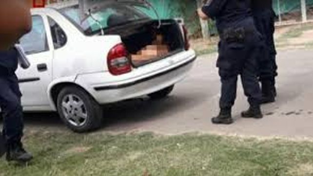 Lo encontraron desnudo y apuñalado en el baúl de su auto