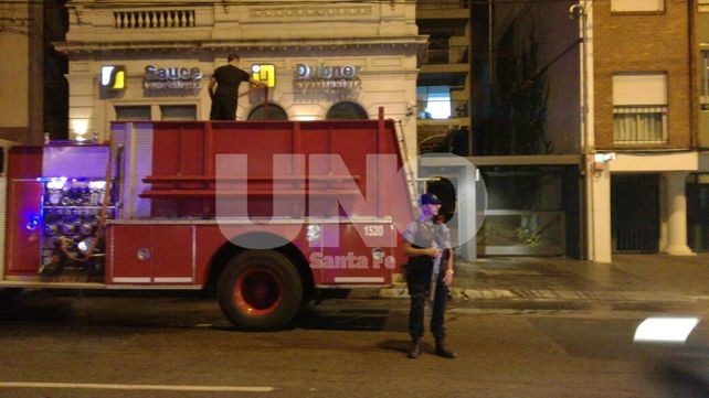 Se incendió un auto dentro de una cochera en pleno Bulevar