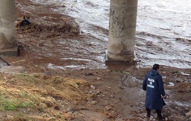 El auto apareció dado vuelta en la costa del rio y apenas se veían las ruedas. (Foto Gentileza: Radio Jesús María).
