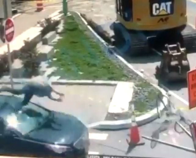 Video: un hombre atropelló al femicida de su novia