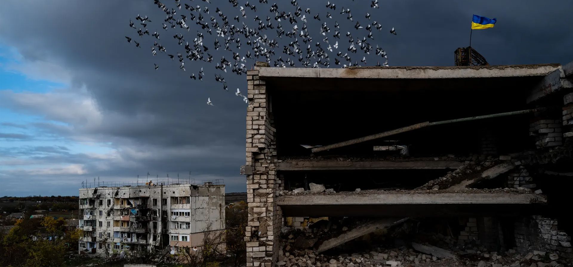 Arcángel, Ucrania. Un edificio de apartamentos bombardeado en un pueblo recientemente reconquistado en el oblast de Kherson Fotografía: Agencia Anadolu/Getty Images