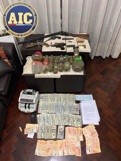 El dinero y la droga secuestrada en la casa del detenido.