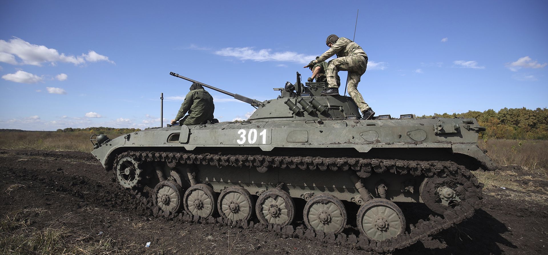 Soldados conducen un vehículo blindado durante un entrenamiento militar en un campo de tiro en la región de Krasnodar, en el sur de Rusia, el martes 4 de octubre de 2022. El ministro de Defensa ruso, Sergei, dijo que el ejército ha reclutado a más de 200.000 reservistas como parte de una movilización parcial lanzada dos hace semanas.