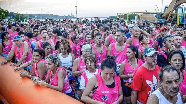 Más de 1.500 atletas participaron en la Carrera Nocturna.