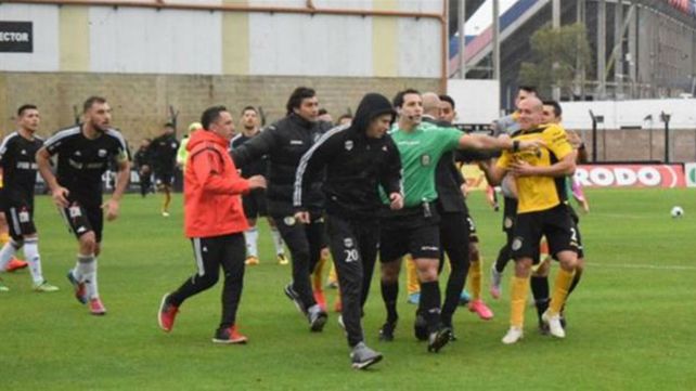 Después del escándalo, Riestra aguantó a Comunicaciones y ascendió a la B Nacional