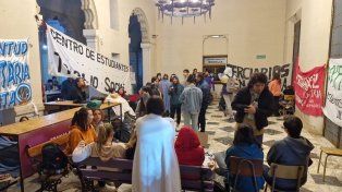 Desde la noche del miércoles estudiantes, docentes y n docentes mantienen una vigilia en la sede del rectorado de la UNL