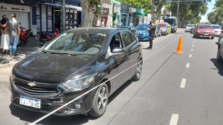 El Chevrolet Onix donde se trasladaba la prima de Antonela Roccuzzo, a quien le robaron $8 millones.
