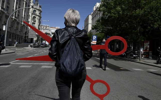 Cientos de peluqueros participan en un mitin cerca del parlamento en Madrid para exigir la reducción del IVA en sus servicios. Una manifestante con una gigantografía de tijera camina por las calles de la capital española.