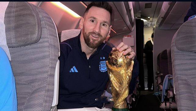 Lionel Messi con la Copa del Mundo que tanto buscó.