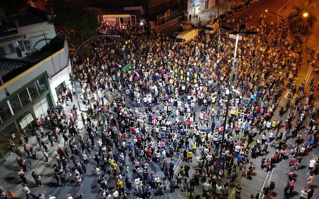 El asesinato de Joaquín Pérez destapó la olla a presión en la que viven los rosarinos y que anoche saltó por los aires. Más de tres mil vecinos de distintos puntos de la ciudad se concentraron en Juan B. Justo y bulevar Rondeau