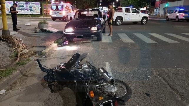 Chocaron una moto y una camioneta: Dos jóvenes fueron hospitalizados