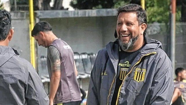 Guillermo Szeszurak se convirtió en nuevo DT de Almirante Brown
