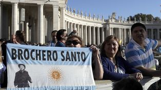 En una ceremonia histórica, el Papa Francisco declaró santo al cura gaucho Brochero