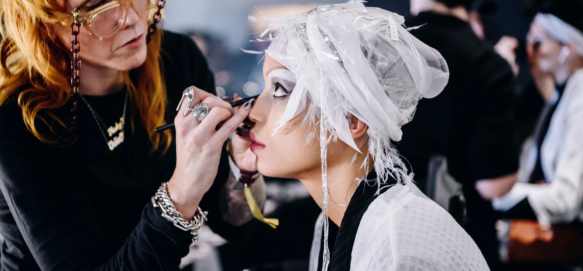 Una modelo se prepara en el backstage del desfile Luar Fall RTW 2025 en el marco de la semana de la moda de Nueva York, Estados Unidos. Fotografía: Nina Westervelt/WWD/Getty Images Una modelo se prepara en el backstage del desfile Luar Fall RTW 2025 en el marco de la semana de la moda de Nueva York, Estados Unidos. Fotografía: Nina Westervelt/WWD/Getty Images