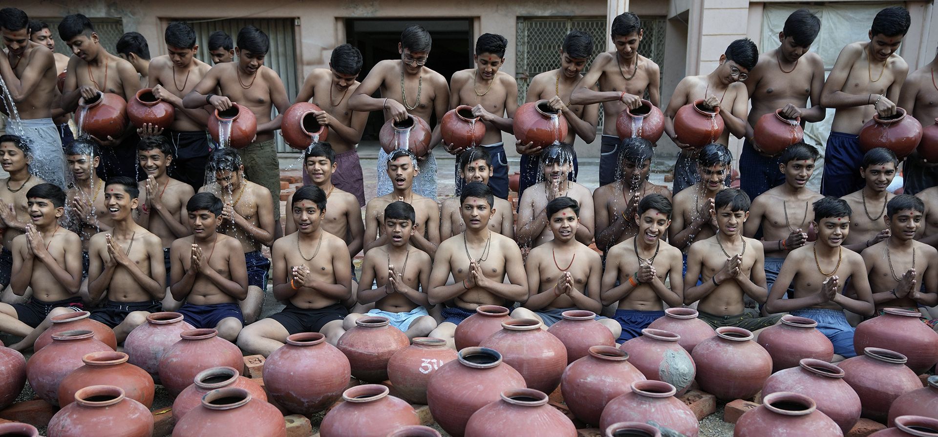 Estudiantes indios del Swaminarayan Gurukul demuestran un baño ritual llamado Magh Snan para los medios de comunicación en Ahmedabad, India, el miércoles 24 de enero de 2024. Los devotos creen que un baño de purificación tomado durante el auspicioso mes del calendario hindú de Magh, que comienza el jueves, absolverlos de sus pecados. (Foto AP/Ajit Solanki) Estudiantes indios del Swaminarayan Gurukul demuestran un baño ritual llamado Magh Snan para los medios de comunicación en Ahmedabad, India, el miércoles 24 de enero de 2024. Los devotos creen que un baño de purificación tomado durante el auspicioso mes del calendario hindú de Magh, que comienza el jueves, absolverlos de sus pecados. (Foto AP/Ajit Solanki)