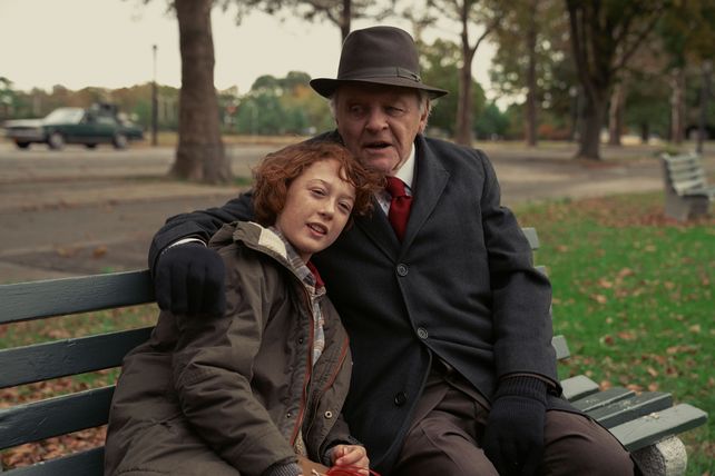 El joven actor Banks Repeta y Anthony Hopkins en El tiempo del Armagedón.