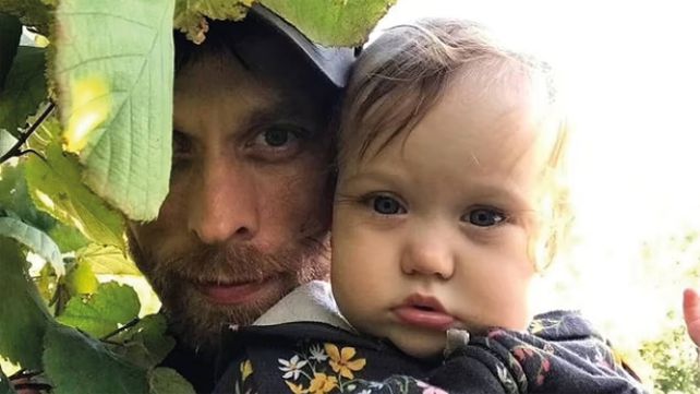 Daniel Auster con su hijita Ruby