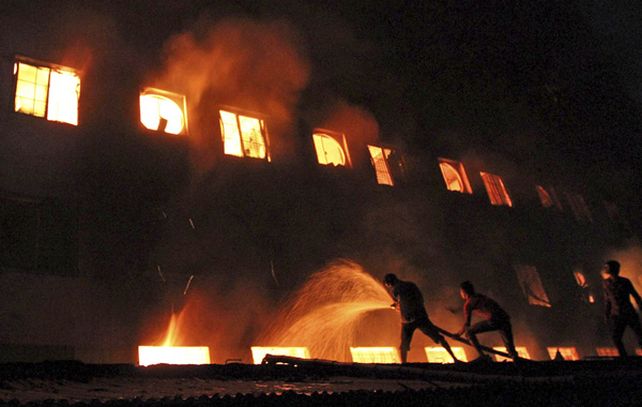 El fuego se desató en la planta baja de un edificio de 9 pisos ubicado a unos 20 kilómetros al noroeste de Dacca.
