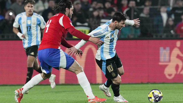 Leo Messi no puede ser detenido durante el partido que la selecci&oacute;n argentina le gan&oacute; a Chile por 1 a 0.