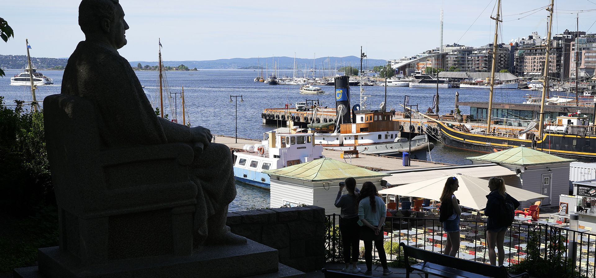 Una estatua de Franklin D. Roosevelt se ve a la izquierda, mientras la gente disfruta de un día cálido en un puerto de Oslo, Noruega, el miércoles 31 de mayo de 2023. (Foto AP/Sergei Grits) Una estatua de Franklin D. Roosevelt se ve a la izquierda, mientras la gente disfruta de un día cálido en un puerto de Oslo, Noruega, el miércoles 31 de mayo de 2023. (Foto AP/Sergei Grits)