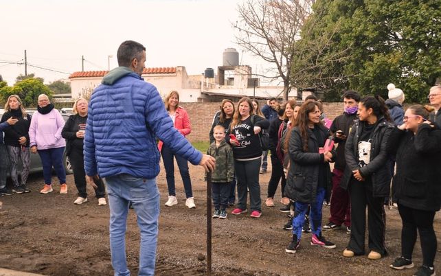 Alvear: entregaron canilleras fabricadas con material reciclado y semillas del programa de huerta comunal