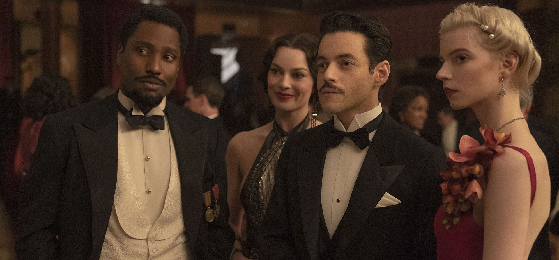 Imagen difundida por 20th Century Studios muestra, de izquierda a derecha, a John David Washington, Margot Robbie, Rami Malek y Anya Taylor-Joy en una escena de "Amsterdam". La película de David O. Russell se estrena el próximo 6 de octubre en cines.