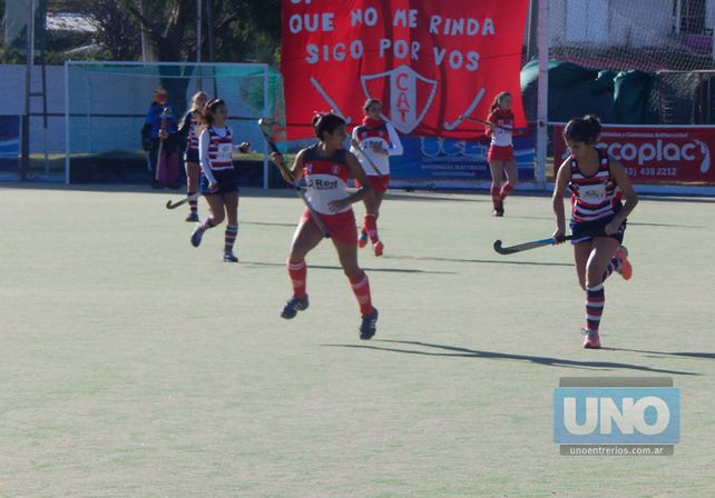 Debut. El local Talleres venció a Santa Fe Rugby Club por 1 a 0 con gol de Ornella Gasparrini. Hoy va por una nueva victoria.Foto UNO/Mateo Oviedo