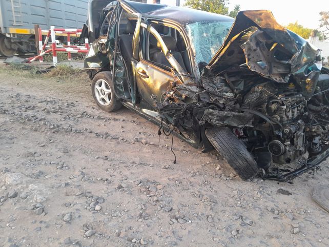 Un tren arrolló a un auto en el ingreso norte a Desvío Arijón