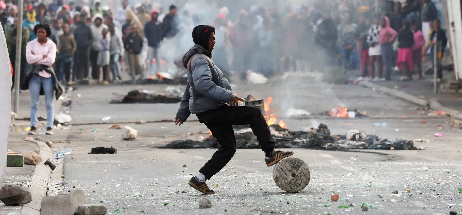 Ciudad del Cabo, Sudáfrica. Manifestantes bloquean las calles con piedras y escombros durante una huelga de taxistas contra las autoridades de tránsito. Fotografía: Esa Alexander/Reuters Ciudad del Cabo, Sudáfrica. Manifestantes bloquean las calles con piedras y escombros durante una huelga de taxistas contra las autoridades de tránsito. Fotografía: Esa Alexander/Reuters
