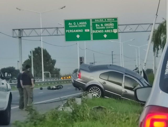 Este jueves un auto colisionó contra una columna de alumbrado en Circunvalación a la altura de la bajada San Martín.&nbsp; 