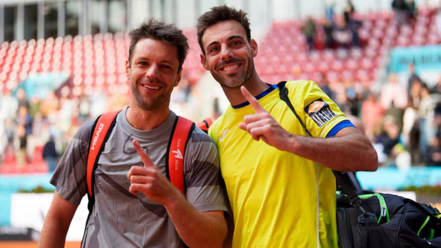 El dedo índice de Horacio Zeballos y el español Marcel Granollers lo dice todo. La pareja compartirá el primer puesto del ranking mundial.&nbsp;