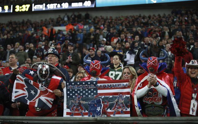 Foto de archivo: Fanáticos de la NFL durante la segunda mitad de un partido de fútbol americano de la NFL entre los Houston Texans y los Jacksonville Jaguarsen el estadio de Wembley, en Londres. 