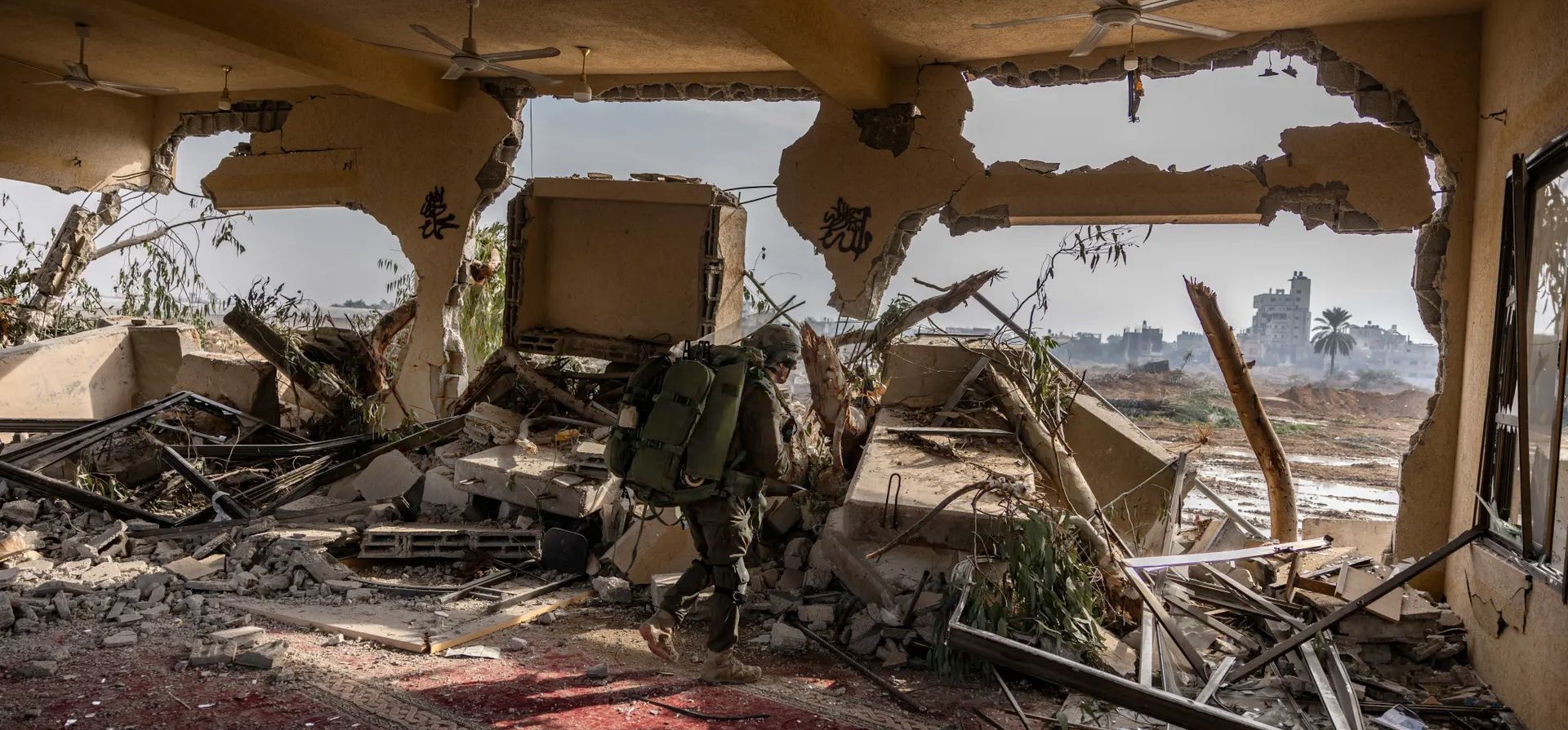 Una fotografía tomada durante una gira de medios organizada por el ejército israelí muestra a un soldado asegurando una posición en el centro de la Franja de Gaza, Al-Bureij, Gaza. Fotografía: Menahem Kahana/AFP/Getty Images Una fotografía tomada durante una gira de medios organizada por el ejército israelí muestra a un soldado asegurando una posición en el centro de la Franja de Gaza, Al-Bureij, Gaza. Fotografía: Menahem Kahana/AFP/Getty Images