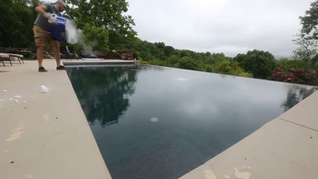 Video viral: esto pasa al tirar hielo seco a una pileta