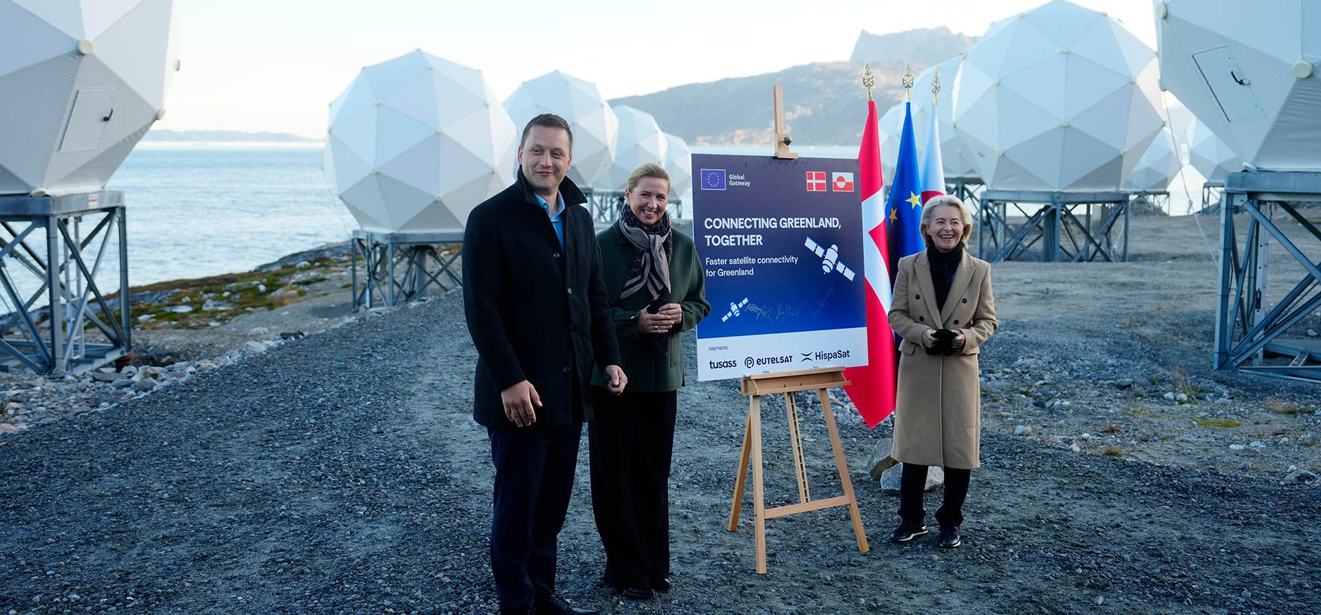La primera ministra de Dinamarca, Mette Frederiksen, la presidenta de la Comisión Europea, Ursula von der Leyen, a la derecha, y el jefe de gobierno de Groenlandia, Jens -Frederik Nielsen, visitan la empresa Eutelsat Oneweb en Nuuk, Groenlandia, el lunes 7 de septiembre de 2026. (Mads Claus Rasmussen/Ritzau Scanpix vía AP) La primera ministra de Dinamarca, Mette Frederiksen, la presidenta de la Comisión Europea, Ursula von der Leyen, a la derecha, y el jefe de gobierno de Groenlandia, Jens -Frederik Nielsen, visitan la empresa Eutelsat Oneweb en Nuuk, Groenlandia, el lunes 7 de septiembre de 2026. (Mads Claus Rasmussen/Ritzau Scanpix vía AP)