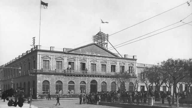 El viejo edificio de la jefatura marcado por los proyectiles de los revolucionarios. Arriba a la izquierda flamea la bandera radical.&nbsp;