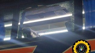 Los impactos destrozaron una de las ventanillas del colectivo. Una mujer de 25 años, oriunda de La Paz, sufrió heridas en su rostro