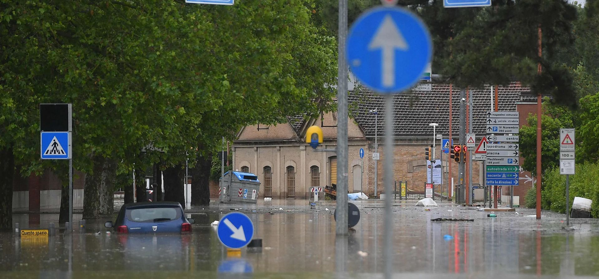 Los trenes se detuvieron y las escuelas cerraron en muchas ciudades, mientras que se pidió a la gente que abandonara las plantas bajas de sus casas y evitara salir a la calle.
