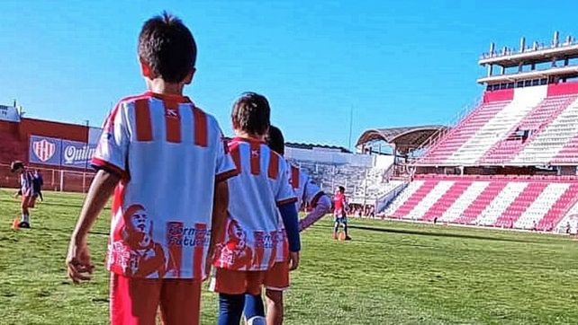 Los chicos de Unión que forman parte de la Escuela Diego Barisone pudieron entrenar en el 15 de Abril. 