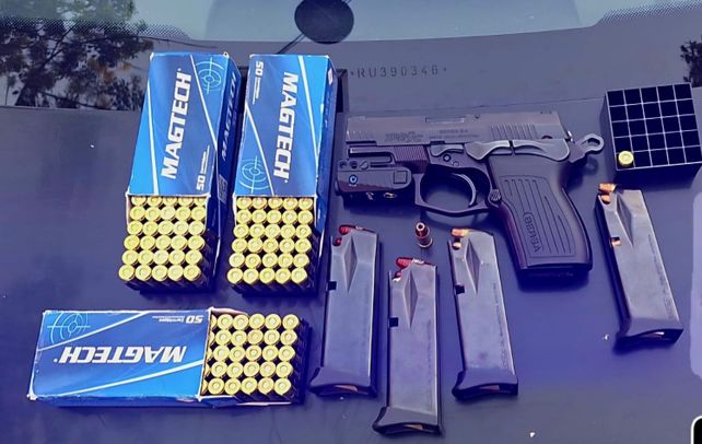 Detuvieron a un hombre armado con una pistola 9 mm y más de 200 municiones en barrio Mariano Comas