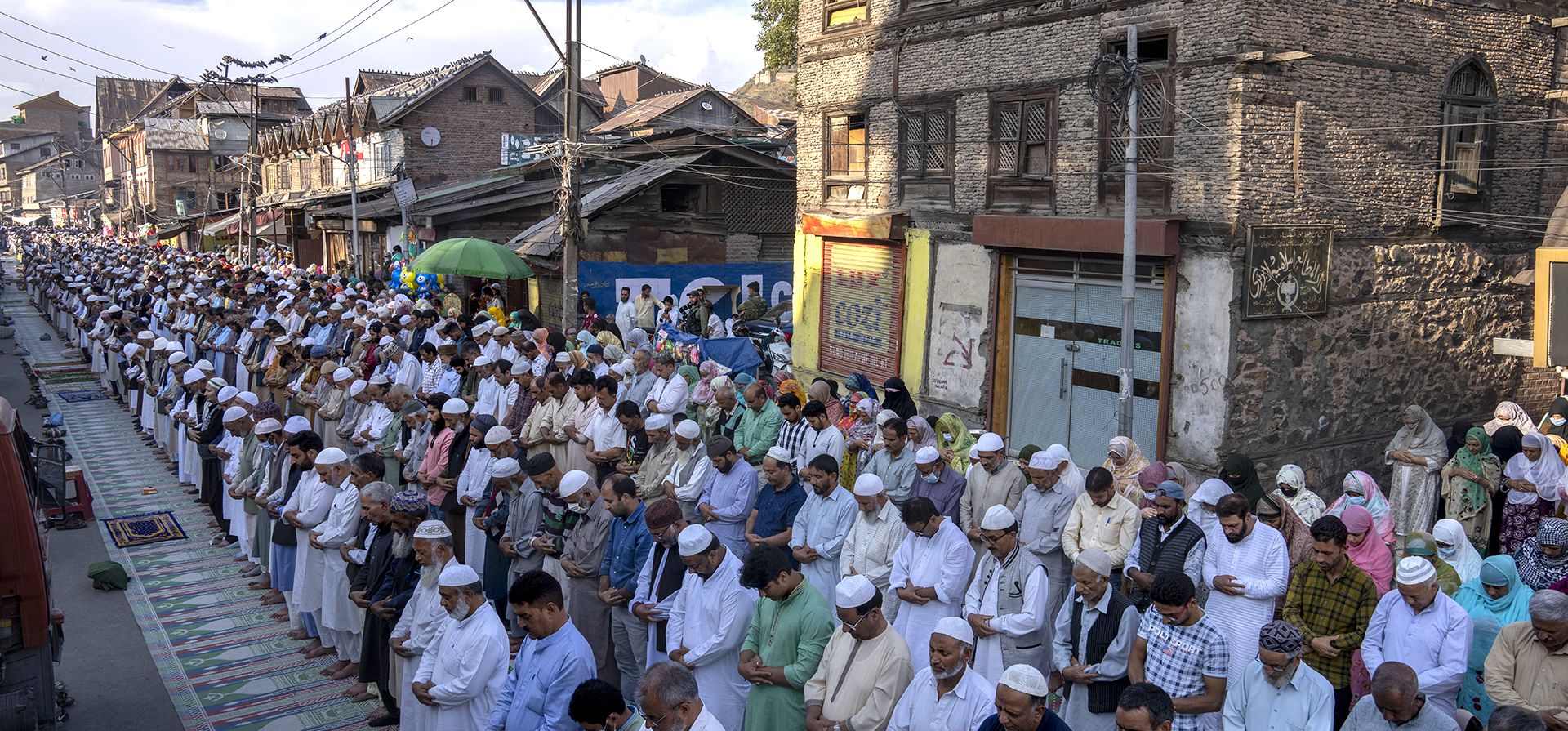 Musulmanes de Cachemira rezan en la carretera fuera del santuario de Naqashband Sahib para ofrecer oraciones especiales conocidas localmente como "Khawaja-e-Digar" durante un festival anual en Srinagar, Cachemira controlada por India, el viernes 30 de septiembre de 2022.