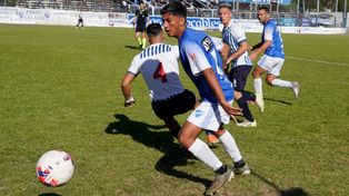 Alejo Fernández se lleva la pelota burlando los defensores de Sportivo Barracas. Fue 0-0 en el Olaeta. Ahora, Argentino definirá en Morón.