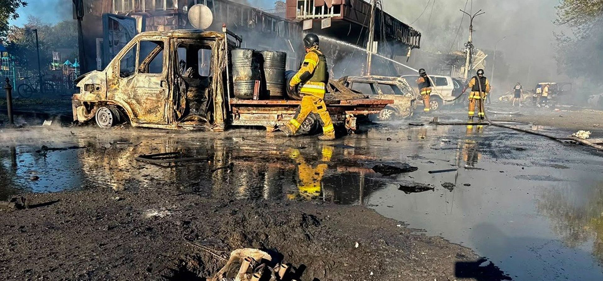 Bomberos extinguen un incendio tras un ataque aéreo ruso en Pavlohrad, en la región de Dnipropetrovsk (Ucrania), el jueves 10 de septiembre de 2026. (Servicio de Emergencias de Ucrania vía AP) Bomberos extinguen un incendio tras un ataque aéreo ruso en Pavlohrad, en la región de Dnipropetrovsk (Ucrania), el jueves 10 de septiembre de 2026. (Servicio de Emergencias de Ucrania vía AP)