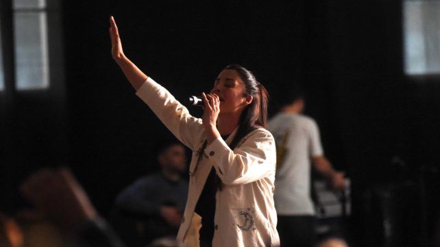 Leda lidera el grupo Soplo de Dios Viviente y muchos le atribuyen poderes sanadores.