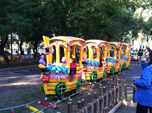 Para chiquitos. El trencito es uno de los atractivos dedicados a los chicos más pequeños.