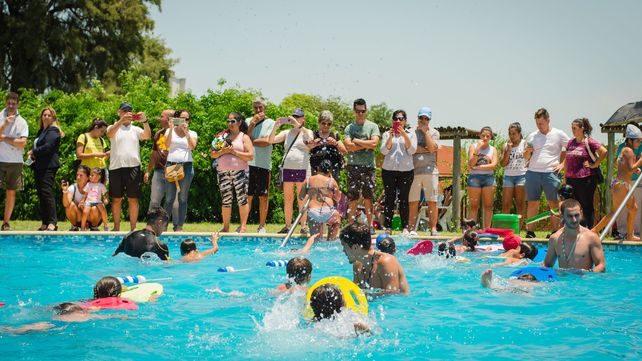 Juegos, desafíos en equipos, fiesta de disfraces y fogón