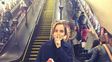 emma watson se divirtio en el subte de londres y dejo sorpresas para que encuentren los pasajeros