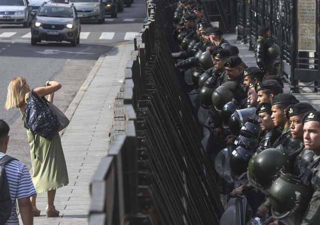 Un fuerte operativo de seguridad se montó en los alrededores del Congreso de la Nación donde se debate la ley ómnibus.&nbsp;